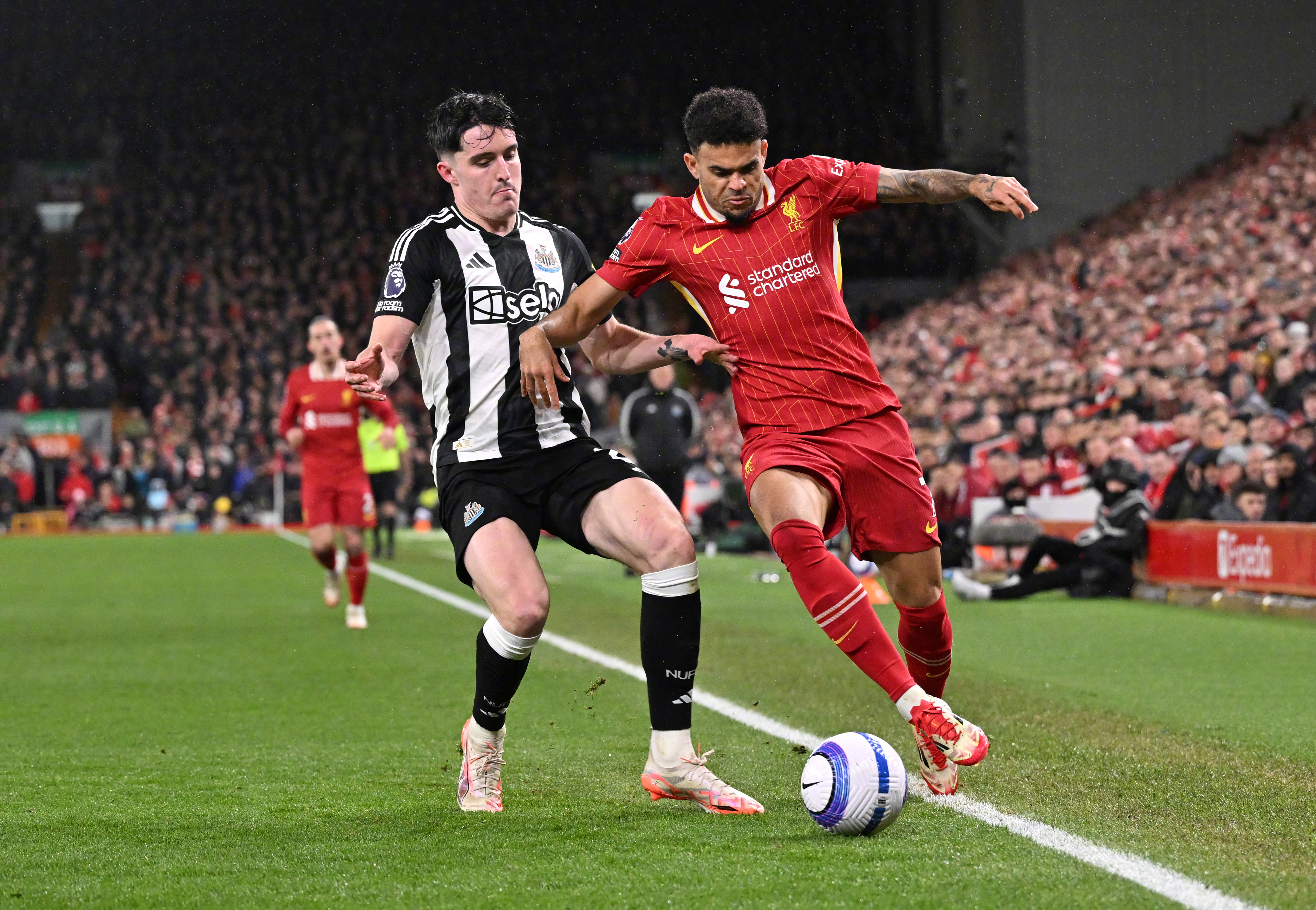 今晚英超传出新动向，拜仁慕尼黑回应争议，管理层表态——质疑声仍在，控场能力受关注的简单介绍